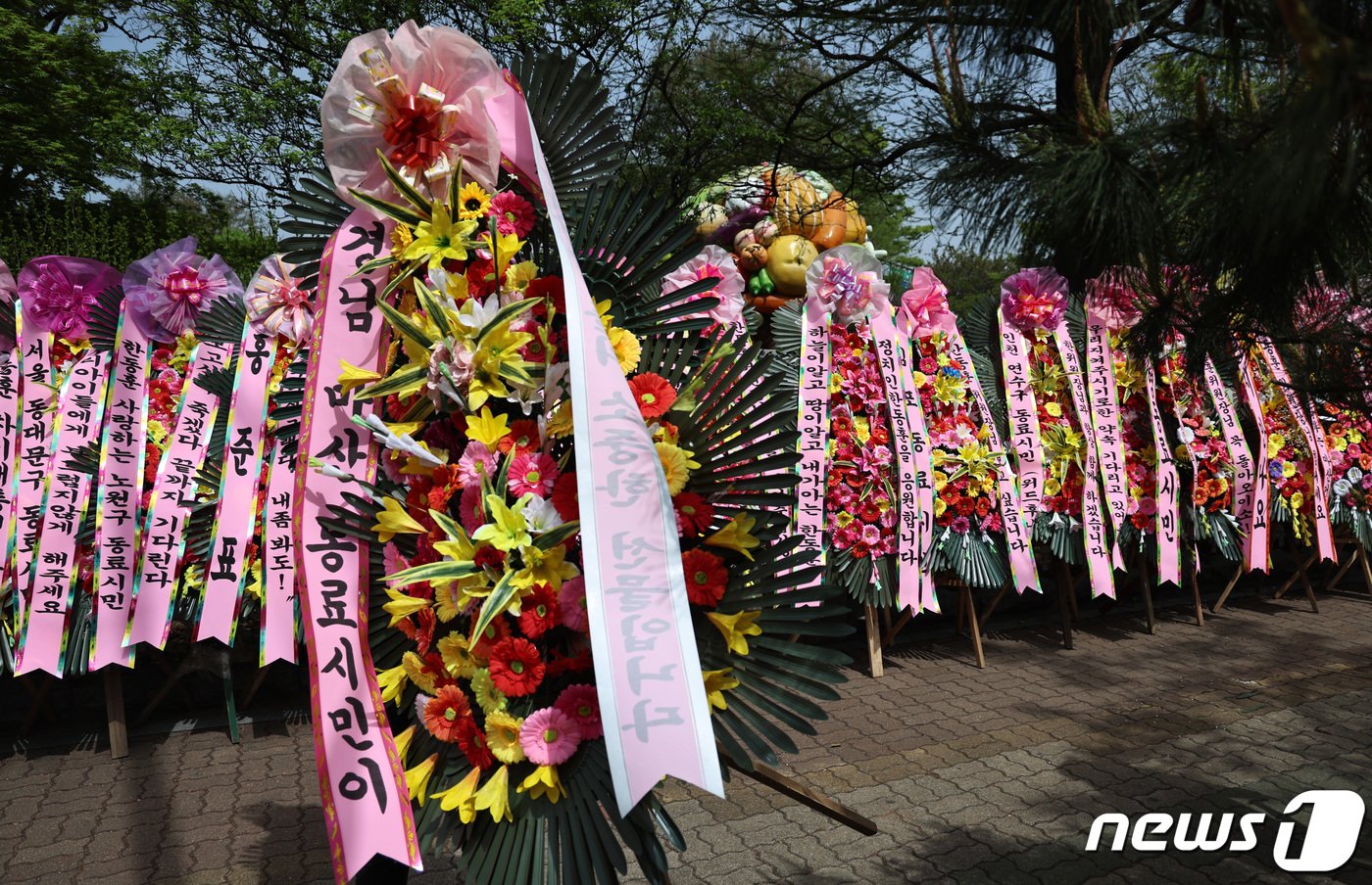 17일 오전 서울 여의도 국회 헌정회관 앞에 한동훈 국민의힘 전 비상대책위원장의 지지자들이 설치한 응원화환들이 놓여 있다. 2024.4.17/뉴스1 ⓒ News1 구윤성 기자