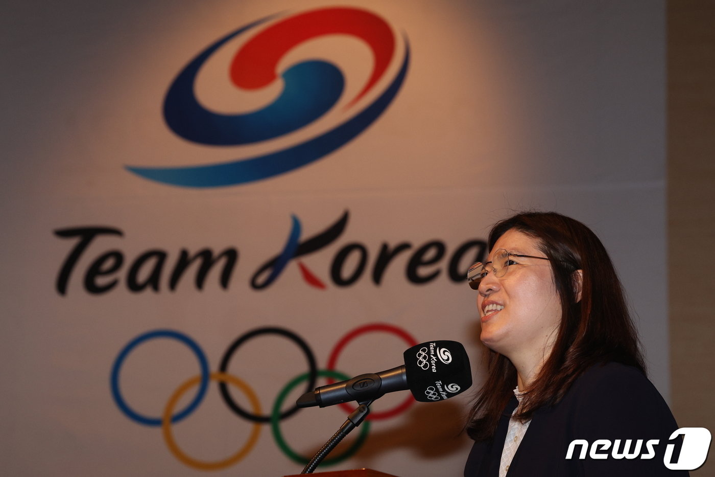 본문 이미지 - 장미란 문체부 제2차관이 17일 오전 충북 진천군 진천국가대표선수촌 챔피언하우스에서 열린 ONE TEAM! ONE DREAM! 2024 파리하계올림픽대회 D-100 국가대표 격려행사에서 격려사를 하고 있다. 2024.4.17/뉴스1 ⓒ News1 박정호 기자