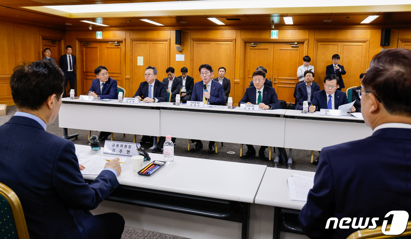 (서울=뉴스1) 안은나 기자 = 이재근 국민은행장이 17일 오전 서울 중구 은행회관에서 열린 미래에너지펀드 조성 협약식에 참석해 인사말을 하고 있다.미래에너지펀드는 해상풍력 등 재 …