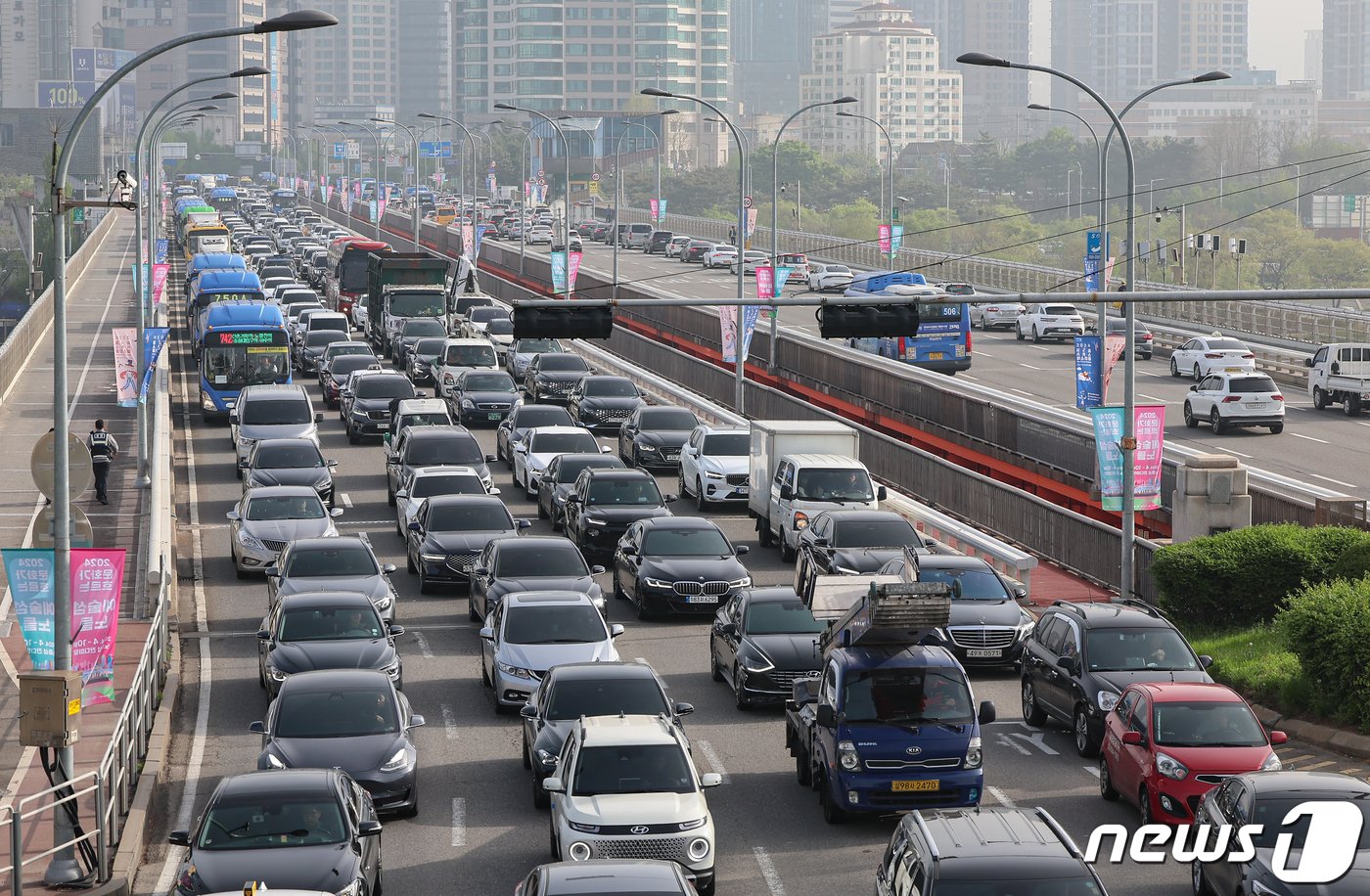 본문 이미지 - 17일 오전 서울 한강대교 노량진 방면에서 신원을 알 수 없는 남성이 교량 위에 올라가 소동을 벌이면서 출근길 정체가 빚어지고 있다. 2024.4.17/뉴스1 ⓒ News1 김도우 기자
