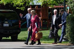 [사진] 백악관 나서는 바이든과 애니 토마시니 부참모장