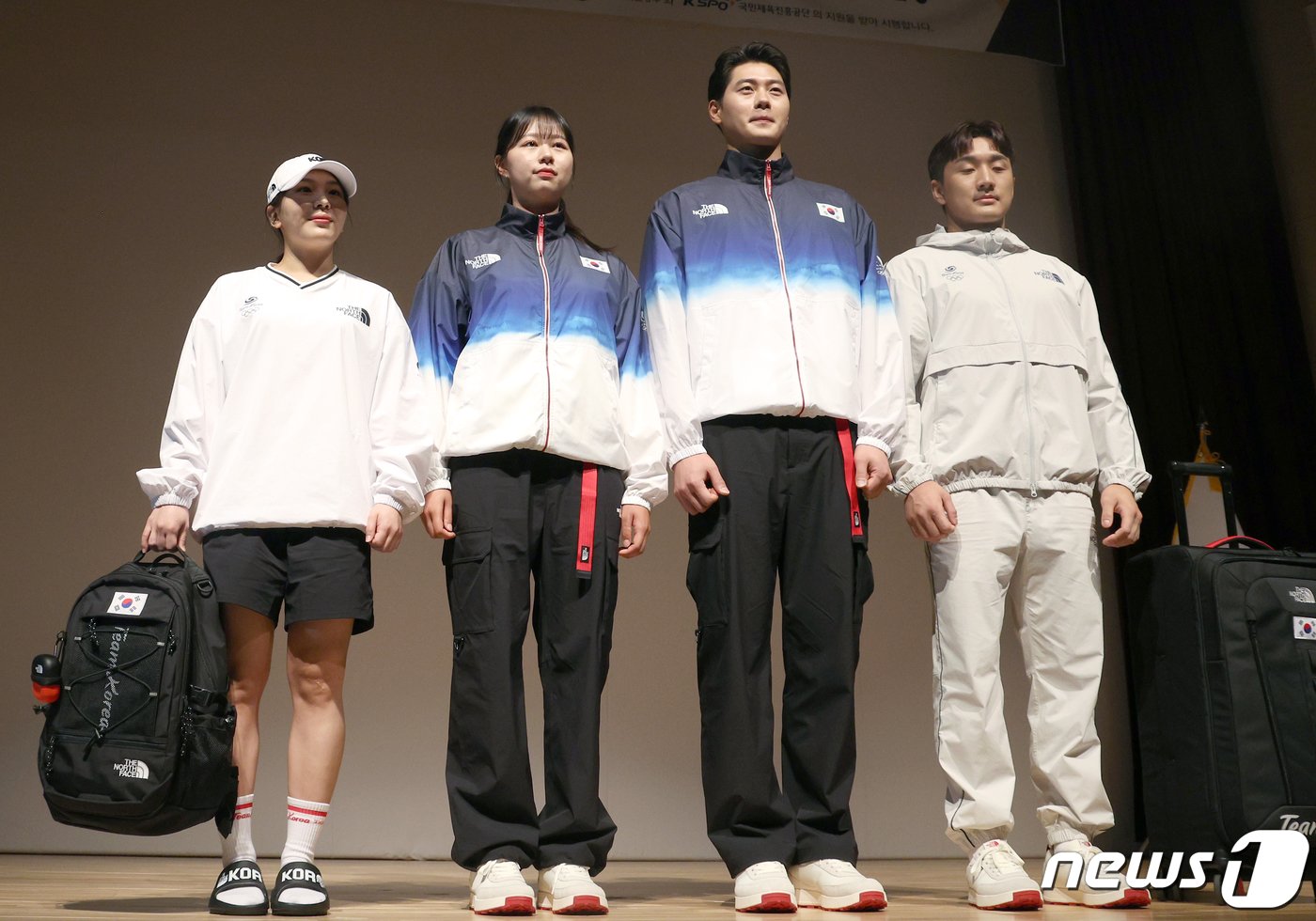 본문 이미지 - 17일 오전 충북 진천군 진천국가대표선수촌 챔피언하우스에서 열린 ONE TEAM! ONE DREAM! 2024 파리하계올림픽대회 D-100 국가대표 격려행사에서 선수들이 파리올림픽 시상복과 일상복을 시연하고 있다. 2024.4.17/뉴스1 ⓒ News1 박정호 기자