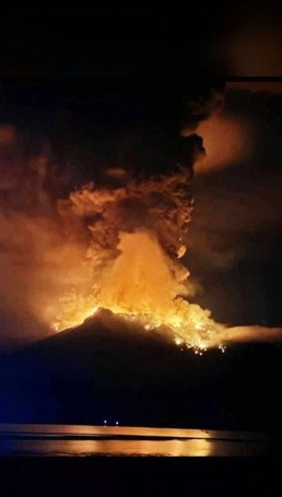 [사진] 폭발해 용암과 화산재 치솟는 인도네시아 루앙 화산