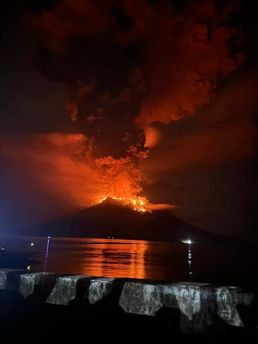 [사진] 붉은 용암과 화산재 솟구치는 인도네시아 루앙 화산