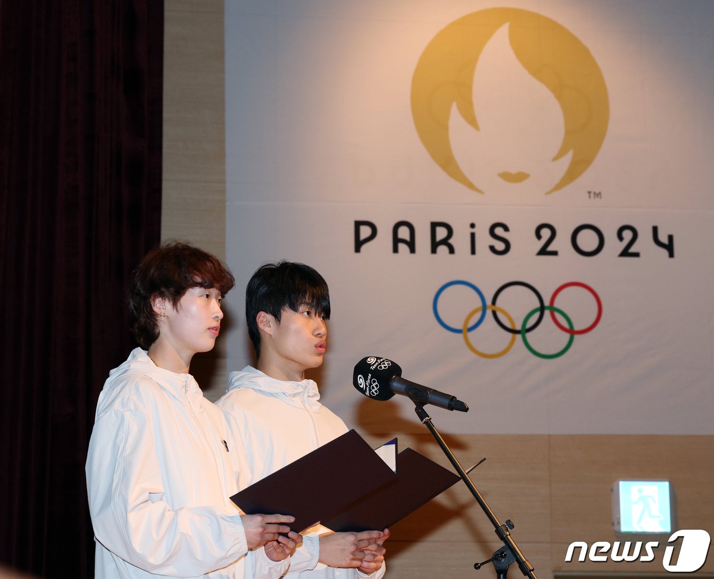 본문 이미지 - 17일 충북 진천군 진천국가대표선수촌 챔피언하우스에서 열린 2024 파리하계올림픽대회 D-100 국가대표 격려행사에서 황선우와 이다빈이 다짐 선서를 하고 있다. 2024.4.17/뉴스1 ⓒ News1 박정호 기자