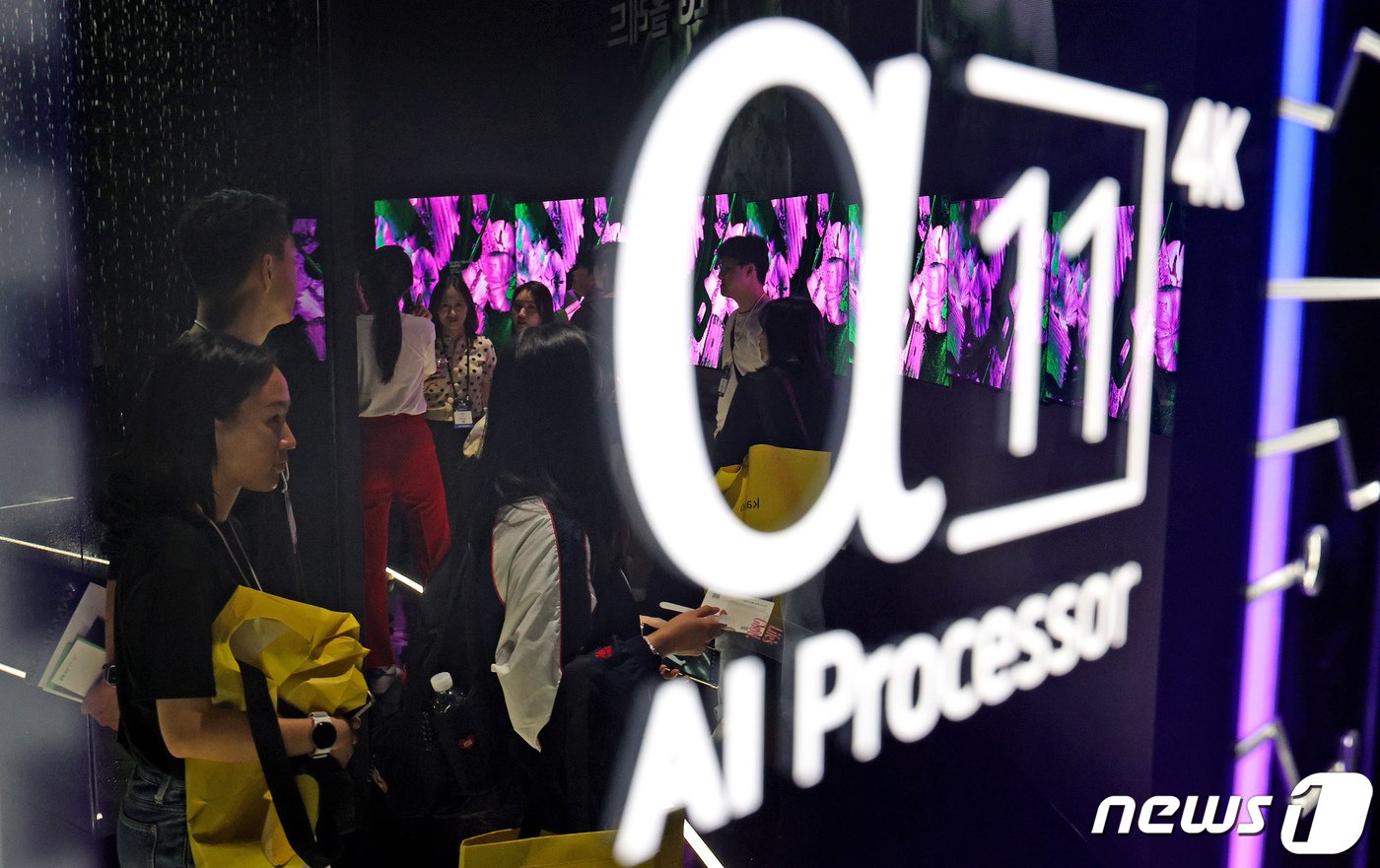 본문 이미지 - 17일 오전 서울 강남구 코엑스에서 열린 '월드 IT쇼'를 찾은 관람객들이 LG전자 TV 전시를 살펴보고 있다. 2024.4.17/뉴스1 ⓒ News1 장수영 기자