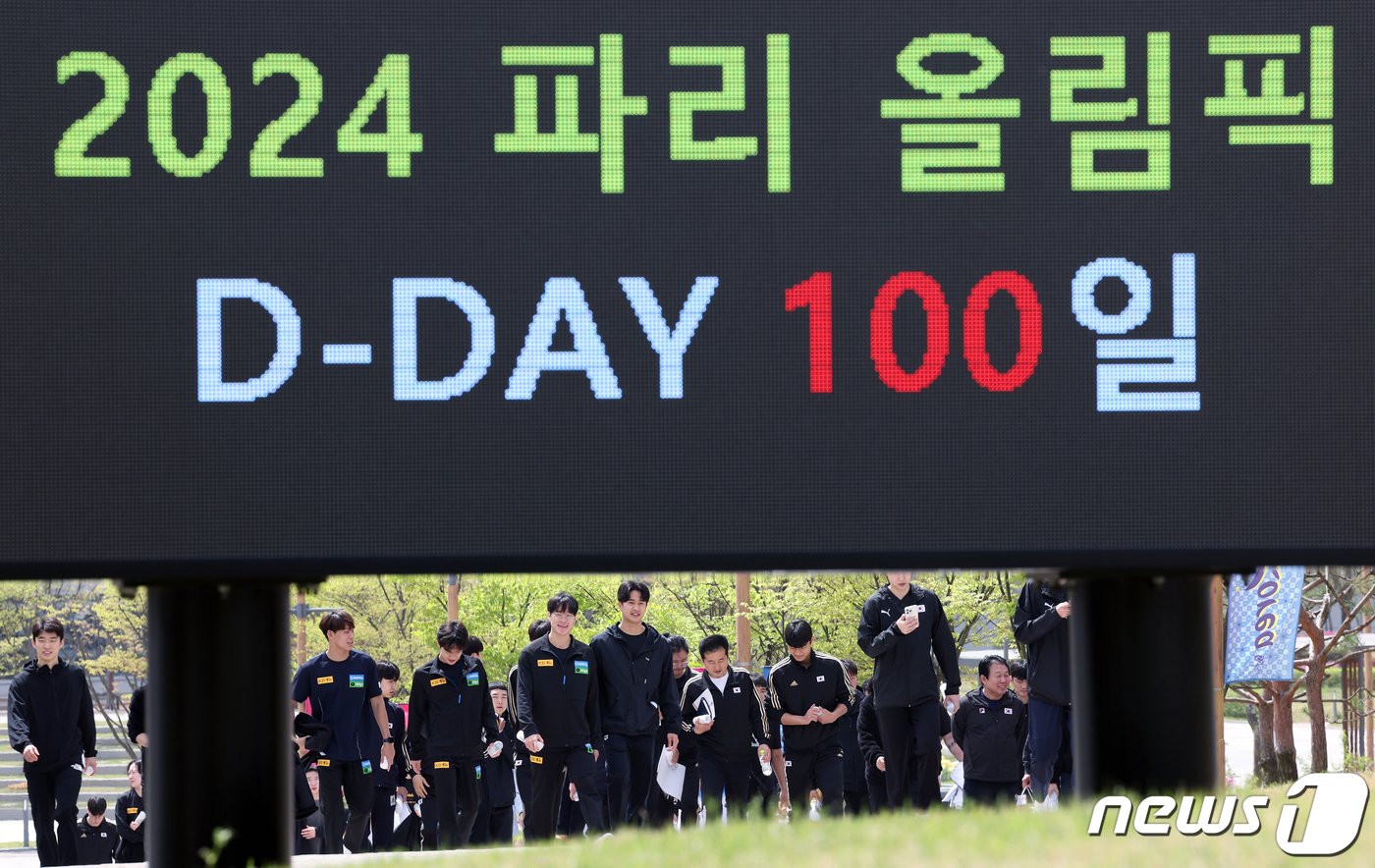 본문 이미지 - 17일 충북 진천군 진천국가대표선수촌 챔피언하우스에서 열린 ONE TEAM! ONE DREAM! 2024 파리하계올림픽대회 D-100 국가대표 격려행사 참석을 마친 국가대표 선수들이 디데이 전광판 앞을 지나고 있다. 2024.4.17/뉴스1 ⓒ News1 박정호 기자