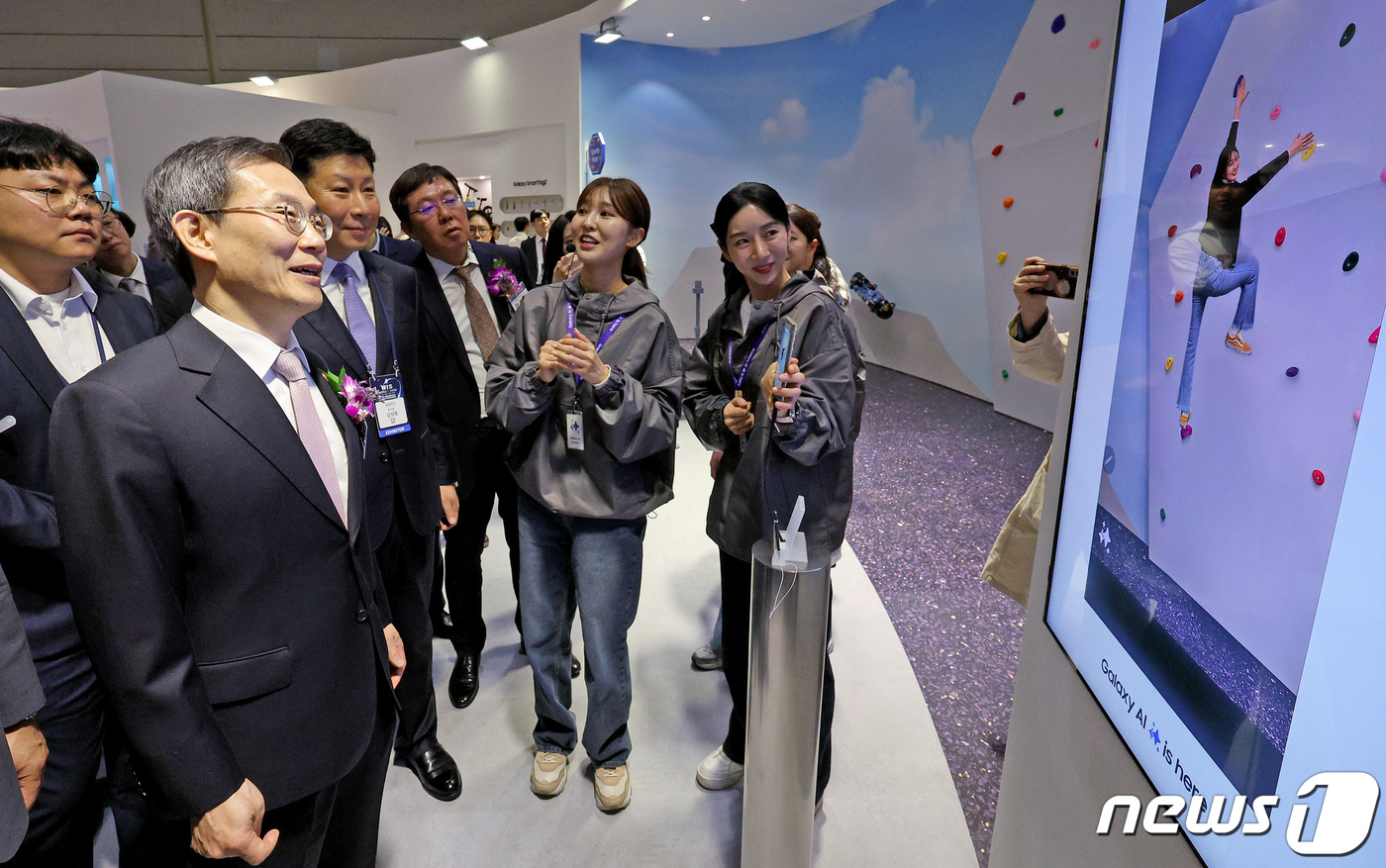 (서울=뉴스1) 장수영 기자 = 이종호 과학기술정보통신부 장관(왼쪽)이 17일 오전 서울 강남구 코엑스에서 열린 '월드 IT쇼' 삼성전자 갤럭시AI 전시를 살펴보고 있다. 2024 …