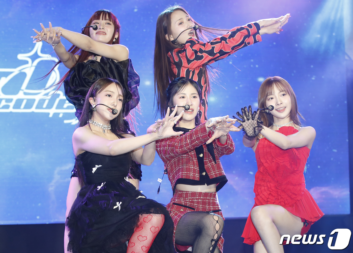 (서울=뉴스1) 권현진 기자 = 그룹 유니코드가 17일 오후 서울 마포구 롤링홀에서 가진 데뷔 앨범 'HELLO WORLD: CODE J EP.1' 발매 기념 쇼케이스에서 타이틀 …