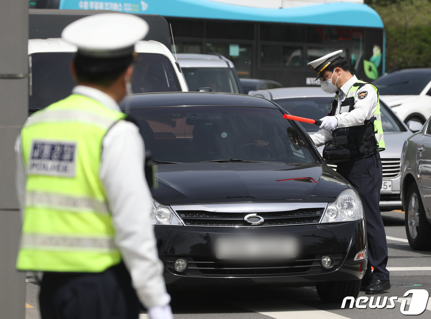 (수원=뉴스1) 김영운 기자 = 17일 오후 경기 수원시 장안구 광교산 입구에서 수원중부경찰서 경찰관들이 행락철을 맞아 음주단속을 하고 있다. 2024.4.17/뉴스1