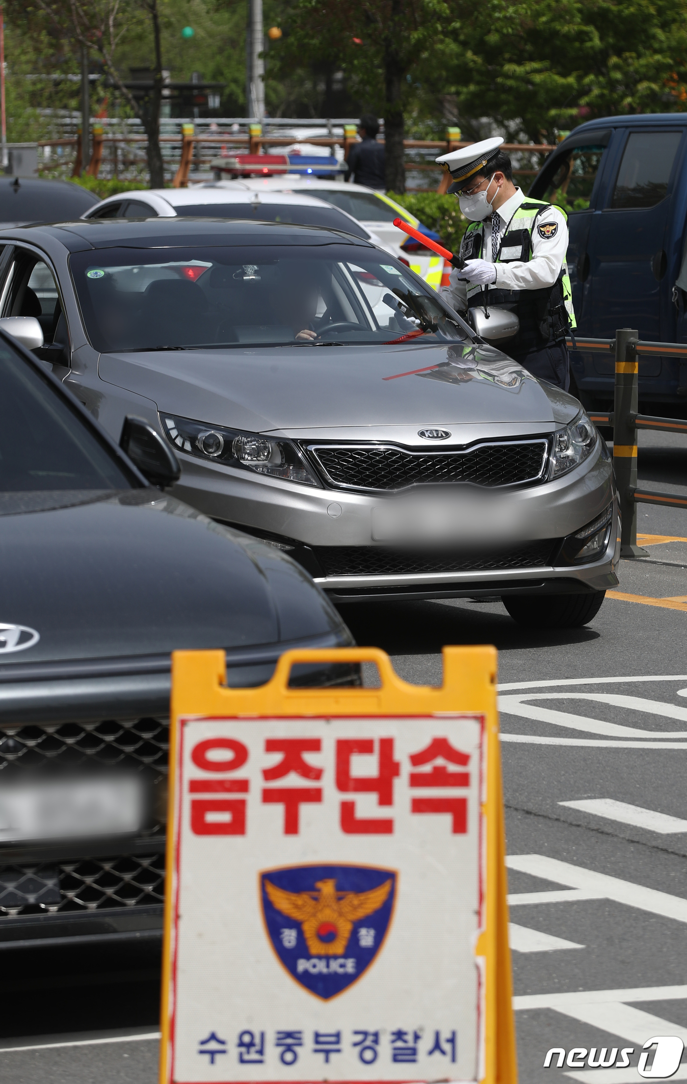 (수원=뉴스1) 김영운 기자 = 17일 오후 경기 수원시 장안구 광교산 입구에서 수원중부경찰서 경찰관들이 행락철을 맞아 음주단속을 하고 있다. 2024.4.17/뉴스1