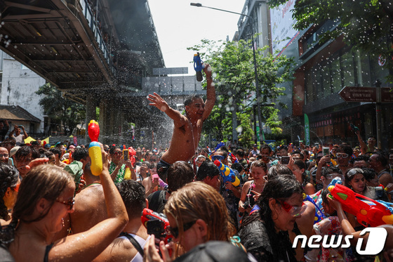 [사진] 물 축제 즐기는 태국 방콕