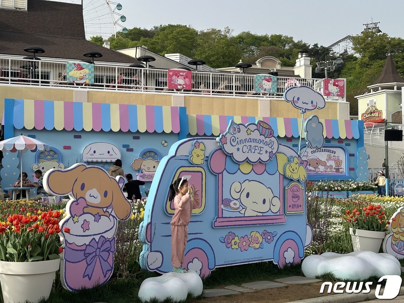 본문 이미지 -  시나모롤 테마 포토존에서 아이가 행복한 미소를 띄며 인증샷을 남기고 있다 ⓒ News1 윤슬빈 기자