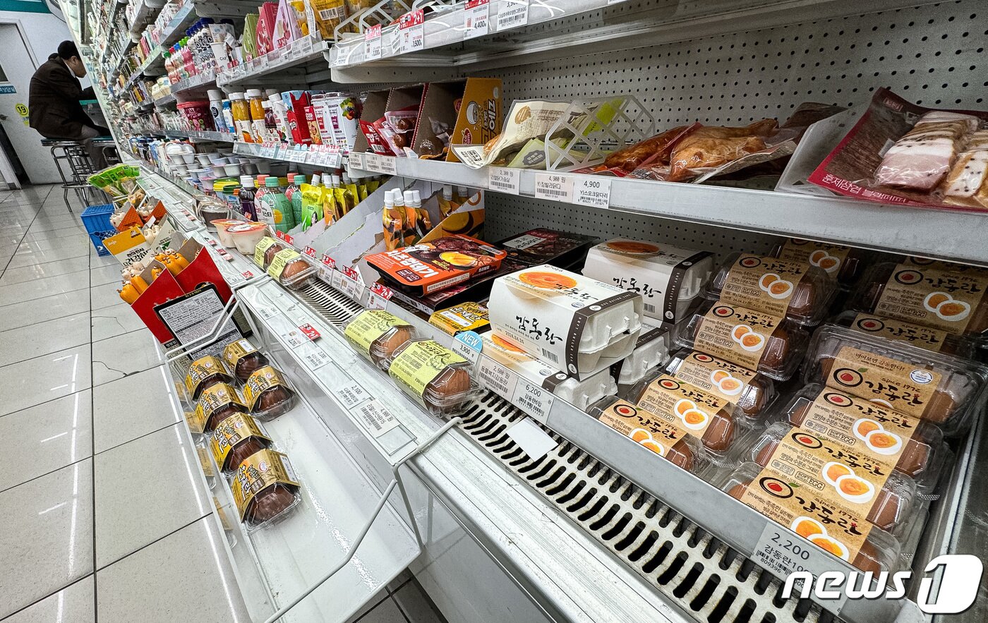 본문 이미지 - 17일 서울시내 한 편의점 냉장고 매대에 감동란 등 훈제 반숙란 제품이 진열돼 있다. 2024.4.17 ⓒ 뉴스1 유승관 기자