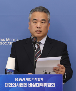 브리핑 하는 김성근 의협 언론홍보위원장