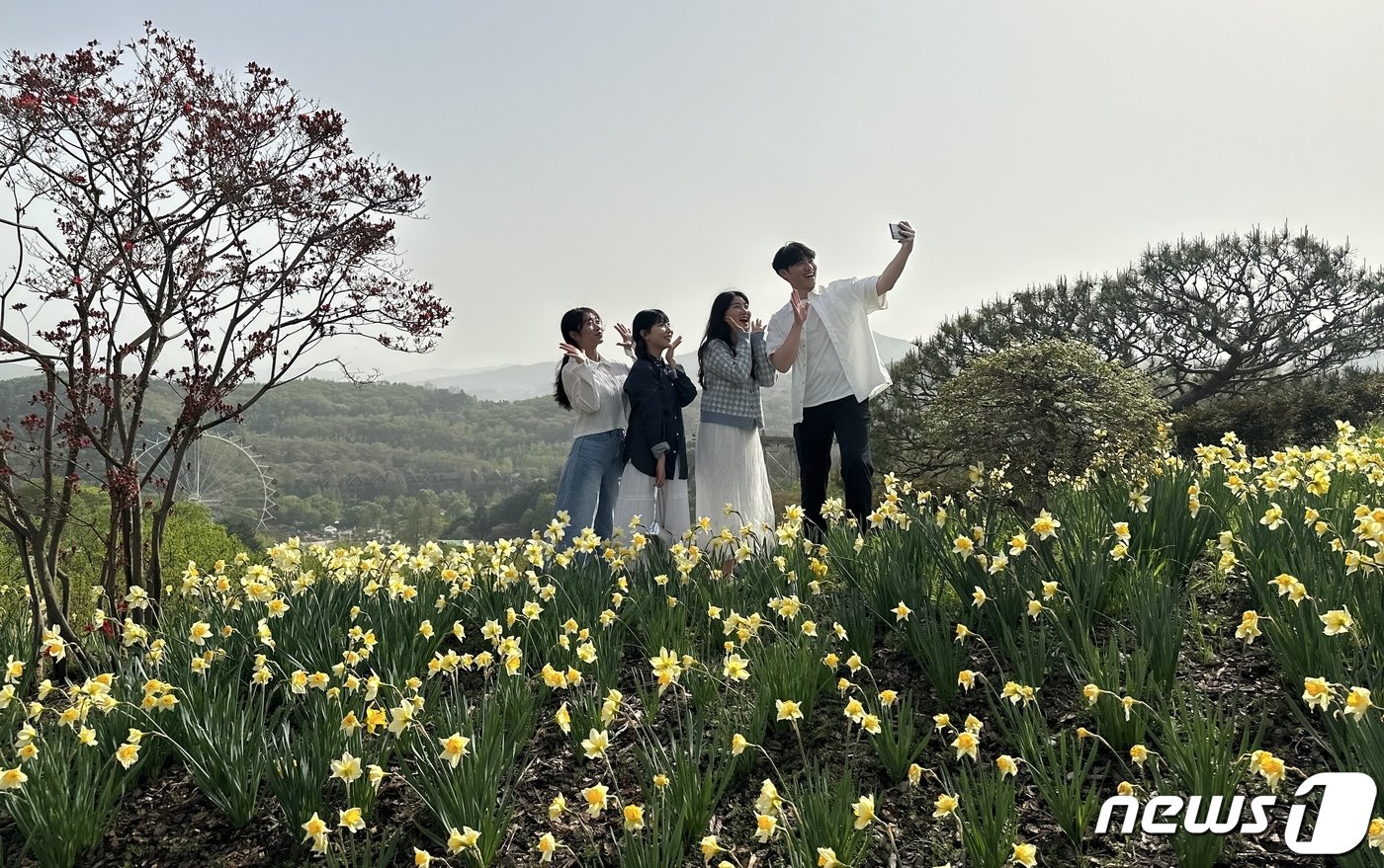 본문 이미지 -  매화가 진 자리엔 다채로운 봄꽃들이 하늘정원길을 채우고 있다ⓒ News1 윤슬빈 기자