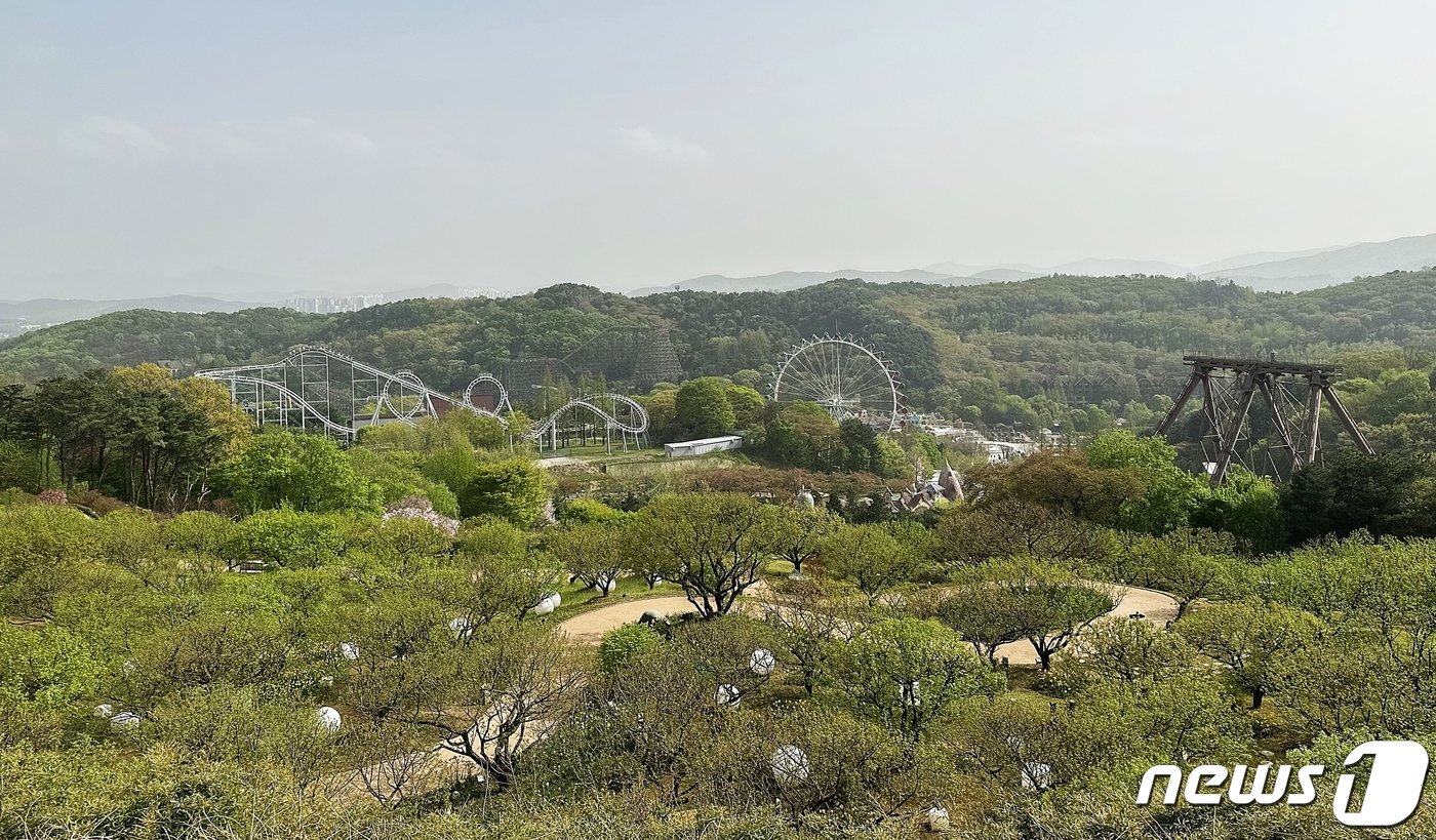 본문 이미지 - 하늘정원길에서 바라본 에버랜드 풍경ⓒ News1 윤슬빈 기자