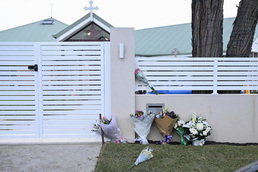 [포토] '흉기난동' 호주 시드니 교회 앞 놓인 꽃다발