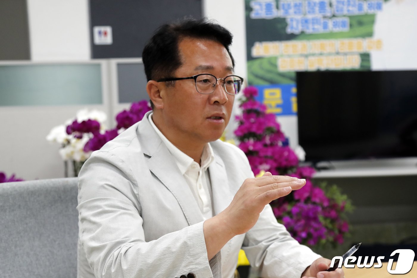 본문 이미지 - 문금주 더불어민주당 고흥‧보성‧장흥‧강진 당선인(56)이 17일 오후 보성읍에 위치한 선거사무소에서 과 인터뷰를 갖고 있다.(문금주 선거사무소 제공)202.4.17/뉴스 ⓒ News1