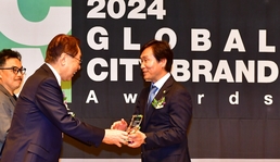 글로벌 도시브랜드 대상 수상하는 조현일 경산시장