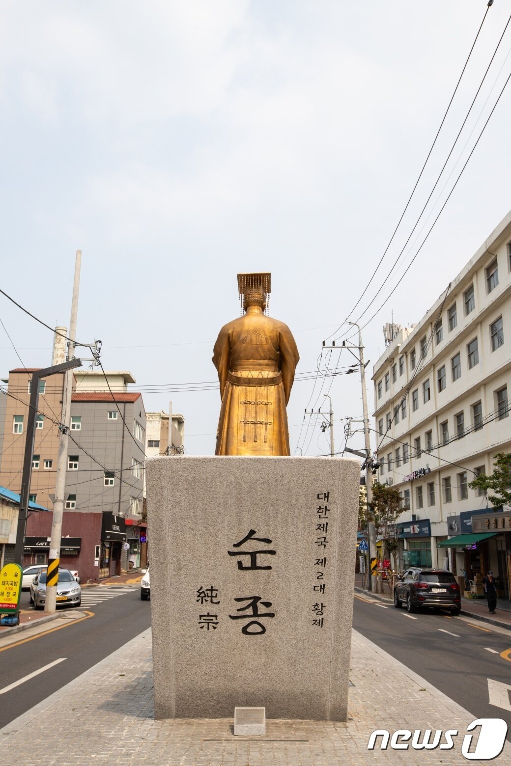 본문 이미지 - 조성 당시부터 역사 왜곡과 친일 미화 논란에 휩싸인 대구 순종 황제 동상이 철거된다. (대구 중구 제공)/뉴스1