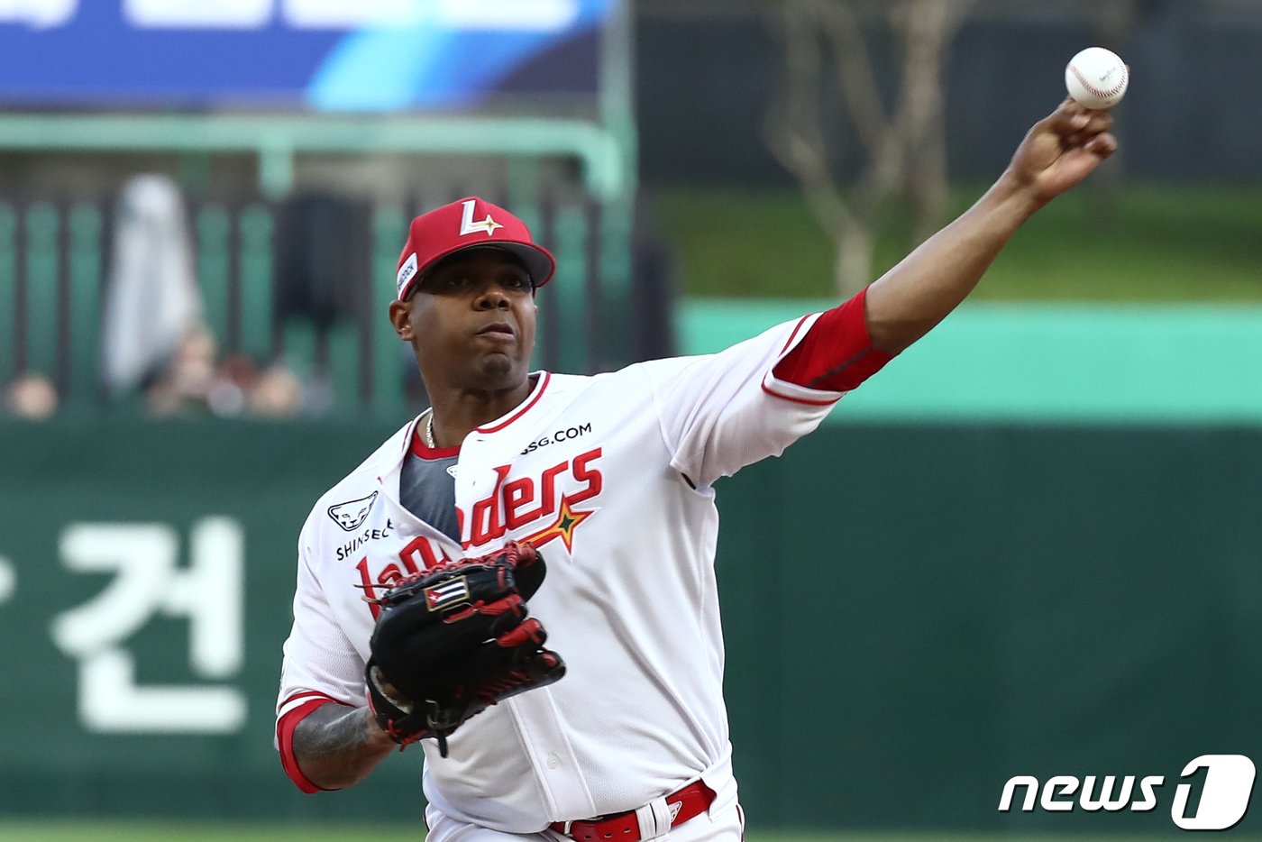 본문 이미지 - 17일 오후 인천시 미추홀구 문학동 SSG랜더스필드에서 열린 프로야구 '2024 신한 SOL 뱅크 KBO리그' KIA 타이거즈와 SSG 랜더스의 경기, SSG 선발투수 엘리아스가 역투하고 있다. 2024.4.17/뉴스1 ⓒ News1 이광호 기자
