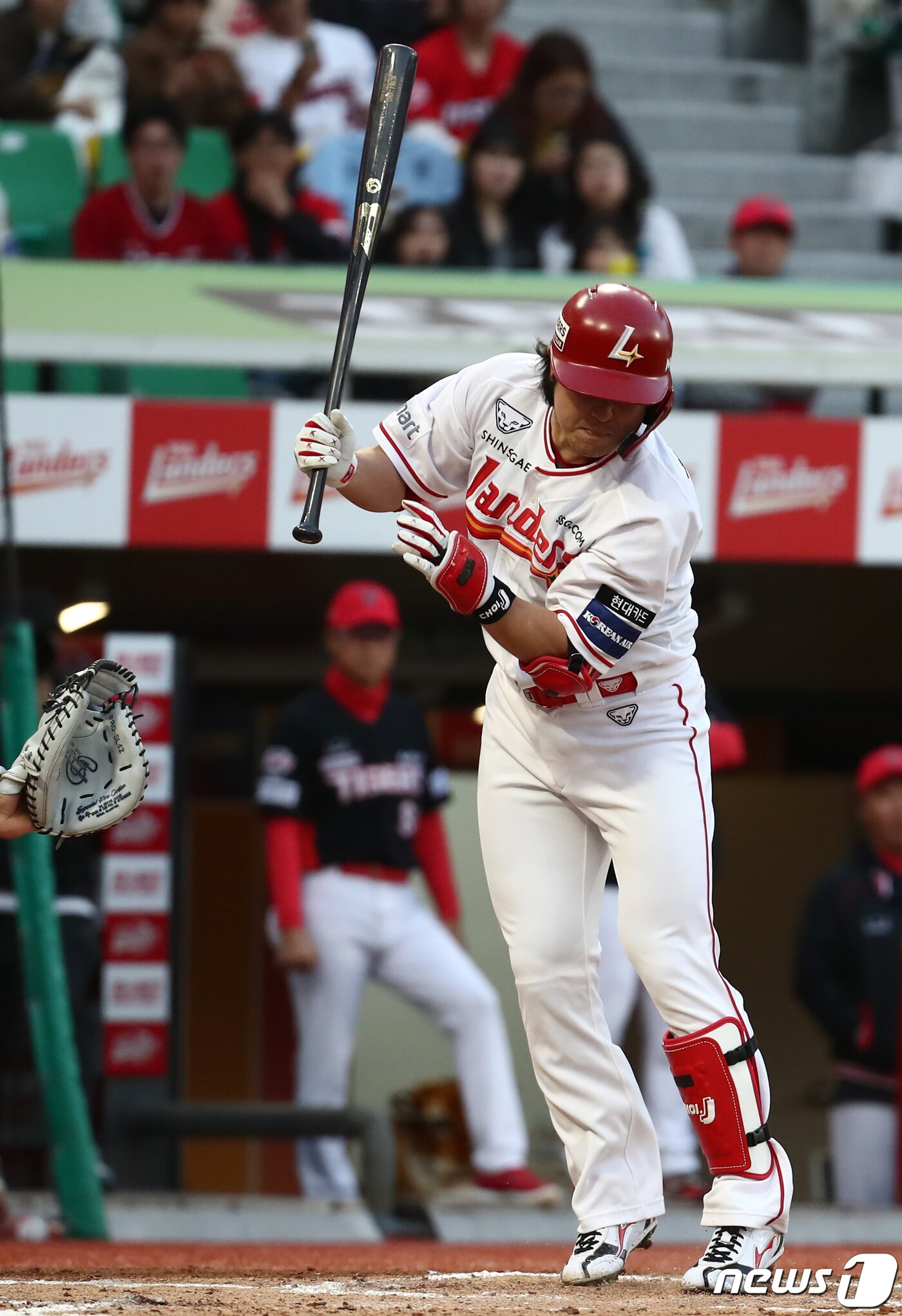 본문 이미지 - 17일 오후 인천시 미추홀구 문학동 SSG랜더스필드에서 열린 프로야구 '2024 신한 SOL 뱅크 KBO리그' KIA 타이거즈와 SSG 랜더스의 경기, SSG 최정이 1회말 2사 상황 때 KIA 선발 크로우의 투구가 몸에 맞자 괴로워하고 있다. 2024.4.17/뉴스1 ⓒ News1 이광호 기자