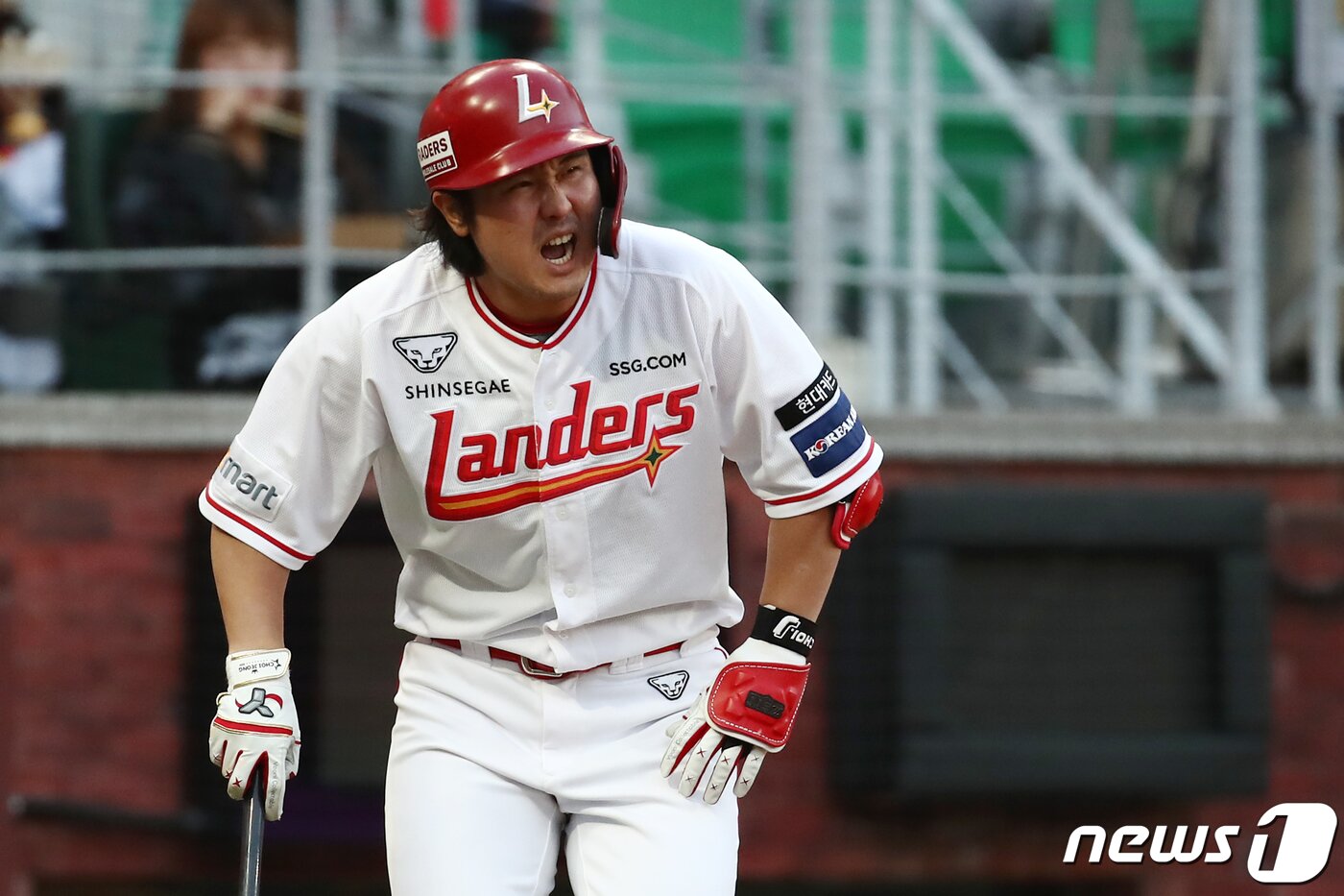 17일 오후 인천시 미추홀구 문학동 SSG랜더스필드에서 열린 프로야구 &#39;2024 신한 SOL 뱅크 KBO리그&#39; KIA 타이거즈와 SSG 랜더스의 경기, SSG 최정이 1회말 2사 상황 때 KIA 선발 크로우의 투구가 몸에 맞자 괴로워하고 있다. 2024.4.17/뉴스1 ⓒ News1 이광호 기자