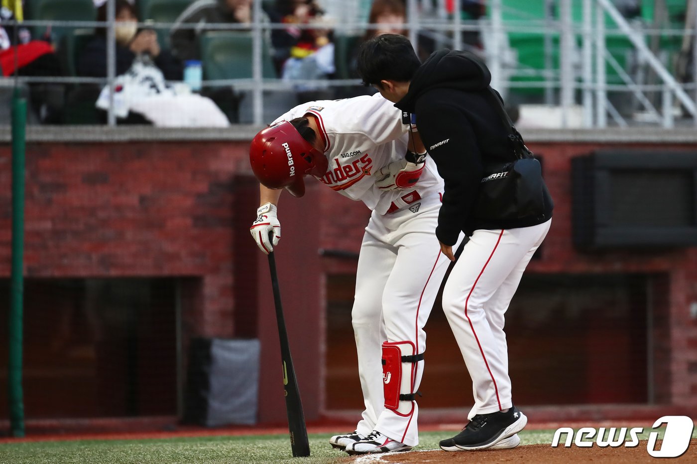 17일 오후 인천시 미추홀구 문학동 SSG랜더스필드에서 열린 프로야구 &#39;2024 신한 SOL 뱅크 KBO리그&#39; KIA 타이거즈와 SSG 랜더스의 경기, SSG 최정이 1회말 2사 상황 때 KIA 선발 크로우의 투구가 몸에 맞자 괴로워하고 있다. 2024.4.17/뉴스1 ⓒ News1 이광호 기자