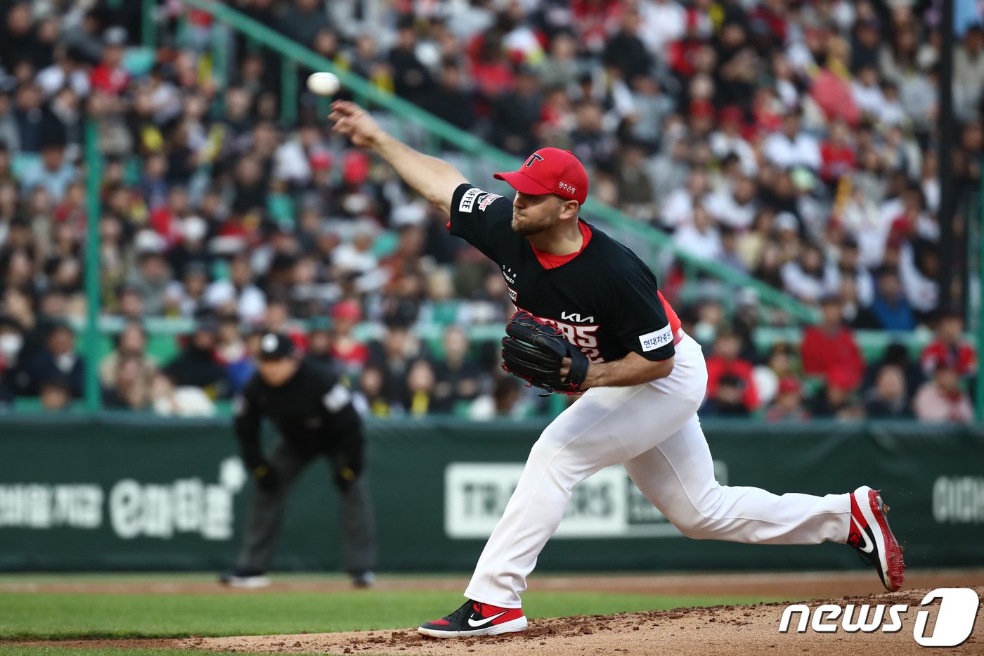 본문 이미지 - 17일 오후 인천시 미추홀구 문학동 SSG랜더스필드에서 열린 프로야구 '2024 신한 SOL 뱅크 KBO리그' KIA 타이거즈와 SSG 랜더스의 경기, KIA선발투수 크로우가 역투하고 있다. 2024.4.17/뉴스1 ⓒ News1 이광호 기자
