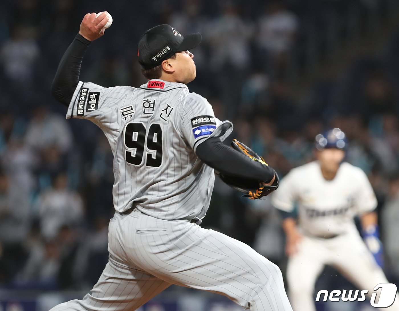 본문 이미지 - 17일 오후 경남 창원시 마산회원구 창원NC파크에서 열린 '2024 신한 SOL 뱅크 KBO리그' NC 다이노스와 한화 이글스의 경기, 4회말 한화 류현진이 역투하고 있다. 2024.4.17/뉴스1 ⓒ News1 윤일지 기자