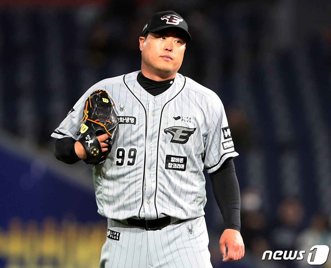본문 이미지 - 17일 오후 경남 창원시 마산회원구 창원NC파크에서 열린 '2024 신한 SOL 뱅크 KBO리그' NC 다이노스와 한화 이글스의 경기, 4회말 2사 1, 2루 상황 한화 류현진이 NC 김성욱에 역전 3점 홈런을 허용한 뒤 아쉬워하고 있다. 2024.4.17/뉴스1 ⓒ News1 윤일지 기자