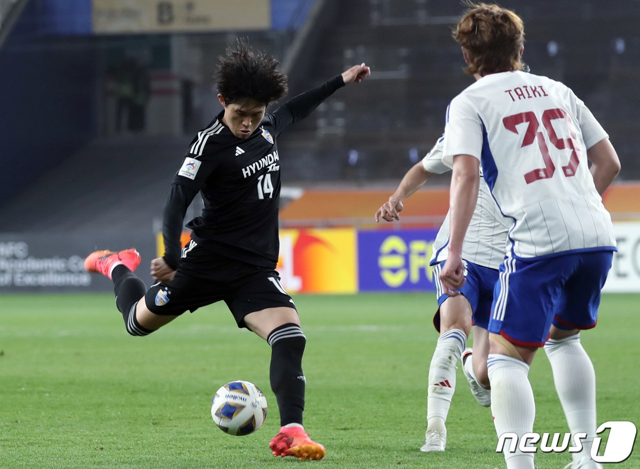 17일 오후 울산문수축구경기장에서 열린 &#39;2023-24 아시아축구연맹&#40;AFC&#41; 챔피언스리그&#40;ACL&#41; 요코하마&#40;일본&#41;와의 4강 1차전에서 HD현대 이동경이 슛을 하고 있다. 2024.4.17/뉴스1 ⓒ News1 김지혜 기자