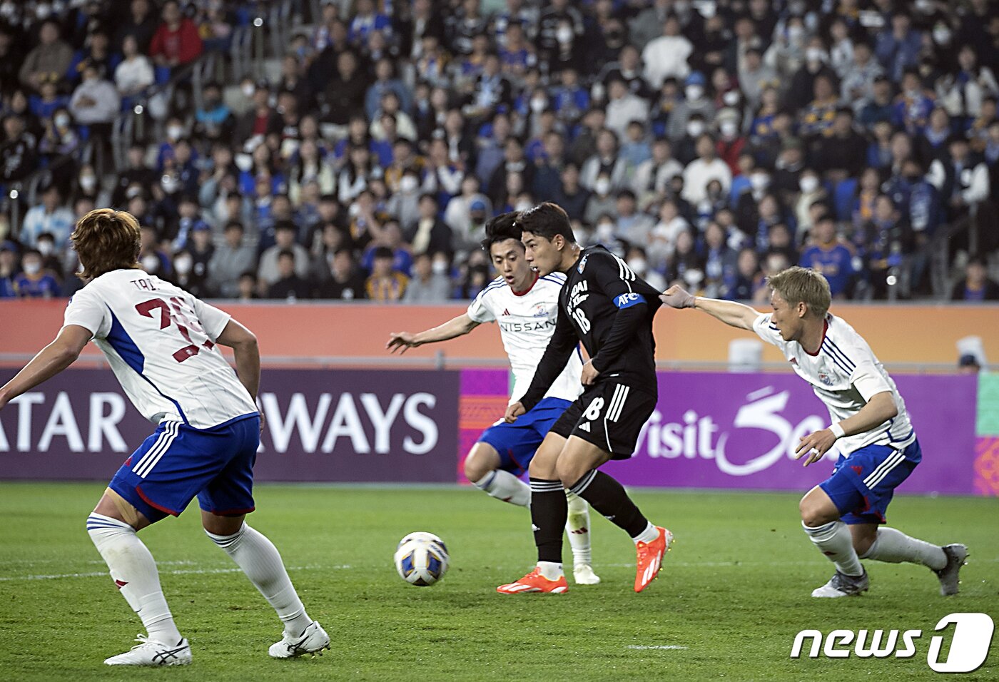 본문 이미지 - 17일 오후 울산문수축구경기장에서 열린 '2023-24 아시아축구연맹(AFC) 챔피언스리그(ACL) 요코하마(일본)와의 4강 1차전에서 HD현대 주민규가 수비를 뚫고 드리블을 하고 있다. 2024.4.17/뉴스1 ⓒ News1 김지혜 기자