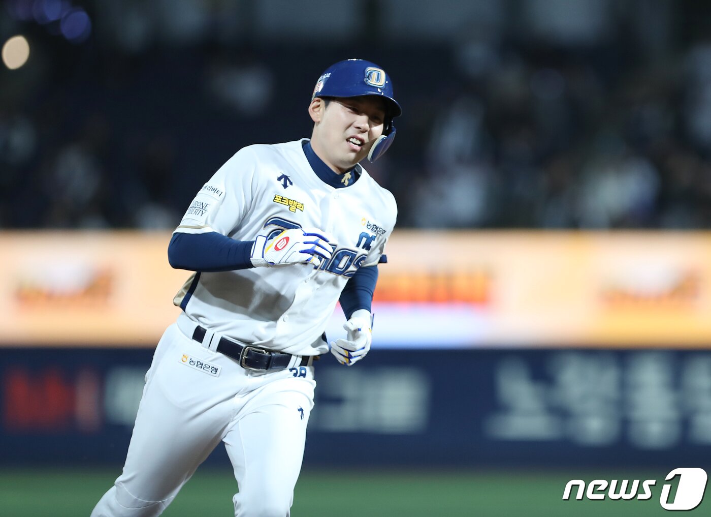본문 이미지 - 17일 오후 경남 창원시 마산회원구 창원NC파크에서 열린 '2024 신한 SOL 뱅크 KBO리그' NC 다이노스와 한화 이글스의 경기, 4회말 2사 1, 2루 상황 NC 김성욱이 역전 3점 홈런을 때린 뒤 그라운드를 돌고 있다. 2024.4.17/뉴스1 ⓒ News1 윤일지 기자