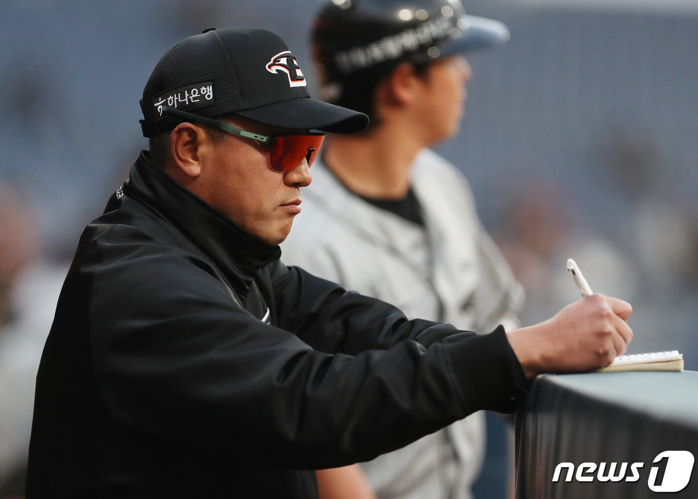 본문 이미지 - 17일 오후 경남 창원시 마산회원구 창원NC파크에서 열린 '2024 신한 SOL 뱅크 KBO리그' NC 다이노스와 한화 이글스의 경기, 한화 최원호 감독이 수첩에 메모를 하고 있다. 2024.4.17/뉴스1 ⓒ News1 윤일지 기자