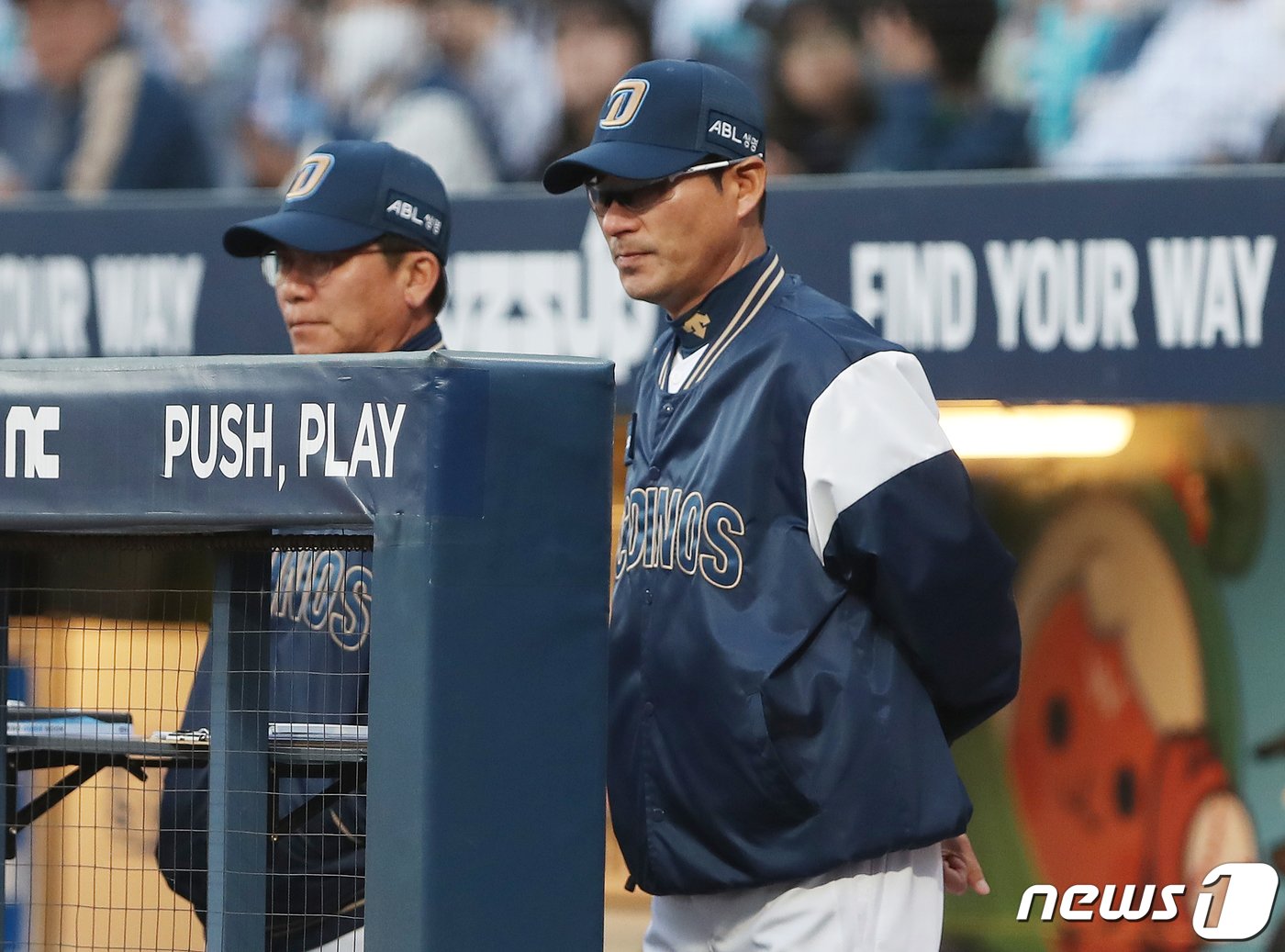 본문 이미지 - 17일 오후 경남 창원시 마산회원구 창원NC파크에서 열린 '2024 신한 SOL 뱅크 KBO리그' NC 다이노스와 한화 이글스의 경기, NC 강인권 감독이 경기를 지켜보고 있다. 2024.4.17/뉴스1 ⓒ News1 윤일지 기자
