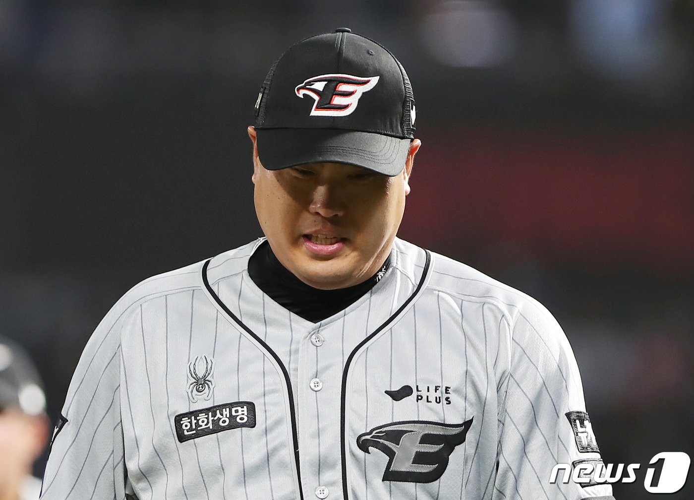 본문 이미지 - 17일 오후 경남 창원시 마산회원구 창원NC파크에서 열린 '2024 신한 SOL 뱅크 KBO리그' NC 다이노스와 한화 이글스의 경기, 7회말 한화 류현진이 이닝을 끝낸 후 더그아웃을 향하고 있다. 2024.4.17/뉴스1 ⓒ News1 윤일지 기자