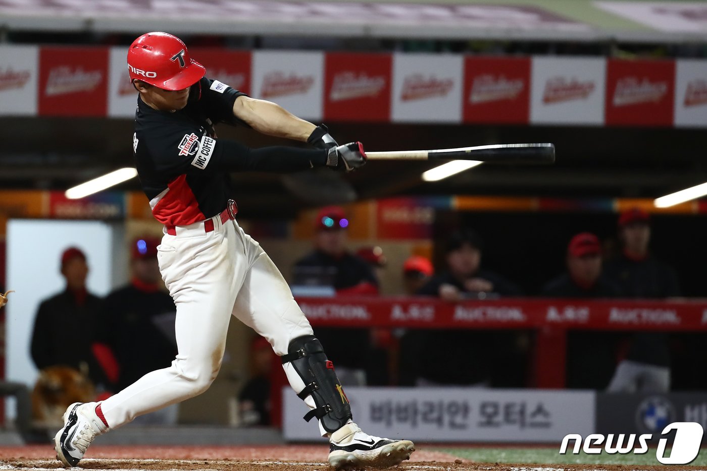 본문 이미지 - 17일 오후 인천시 미추홀구 문학동 SSG랜더스필드에서 열린 프로야구 '2024 신한 SOL 뱅크 KBO리그' KIA 타이거즈와 SSG 랜더스의 경기, KIA 김도영이 7회초 1사 1,2루 상황때 홈런을 날리고 있다. 2024.4.17/뉴스1 ⓒ News1 이광호 기자