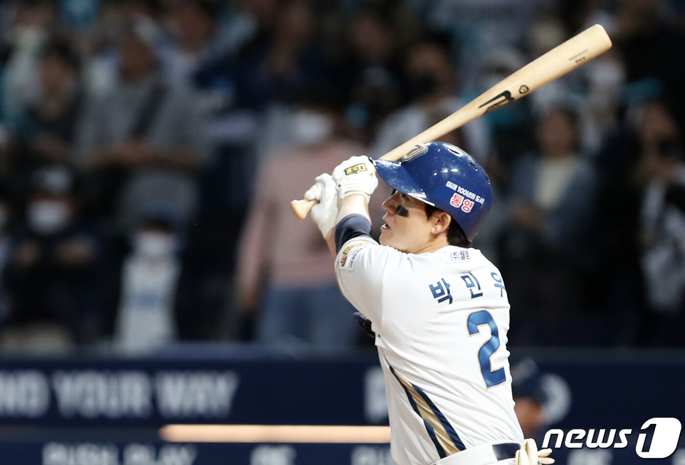 본문 이미지 - 타격하는 NC 다이노스 박민우. 2024.4.17/뉴스1 ⓒ News1 윤일지 기자