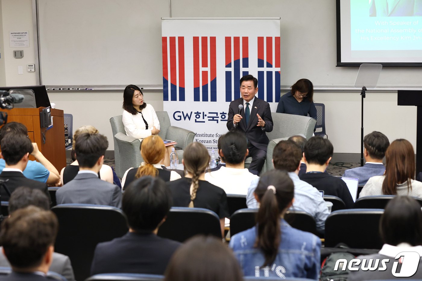 미국을 방문 중인 김진표 국회의장이 17일&#40;현지시간&#41; 워싱턴DC 조지워싱턴대 한국학연구소에서 대담을 하고 있다.