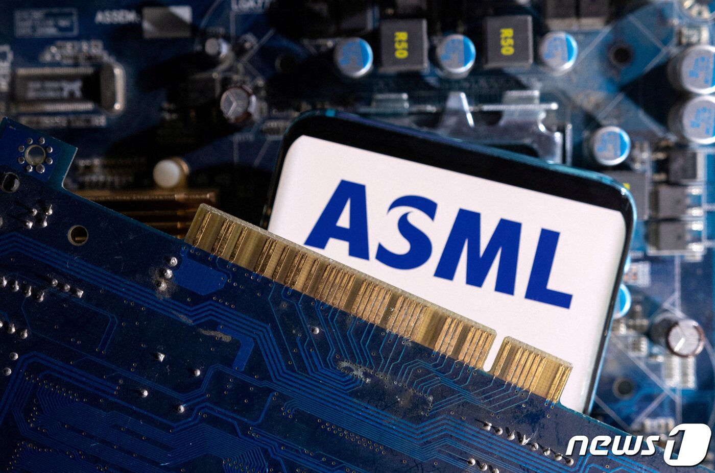 본문 이미지 - 네덜란드 반도체 장비업체 ASML 로고. ⓒ 로이터=뉴스1