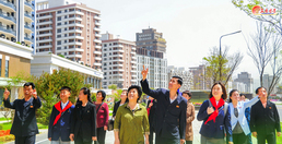 새로 조성된 '림흥거리' 둘러보는 북한 주민들 