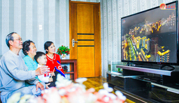 TV로 화성지구 2단계 살림집 준공식을 보는 북한 주민들