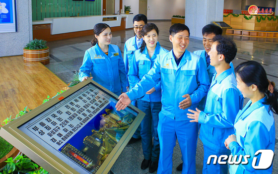림흥거리 준공식 보도 접한 북한 과학기술전당 노동자들