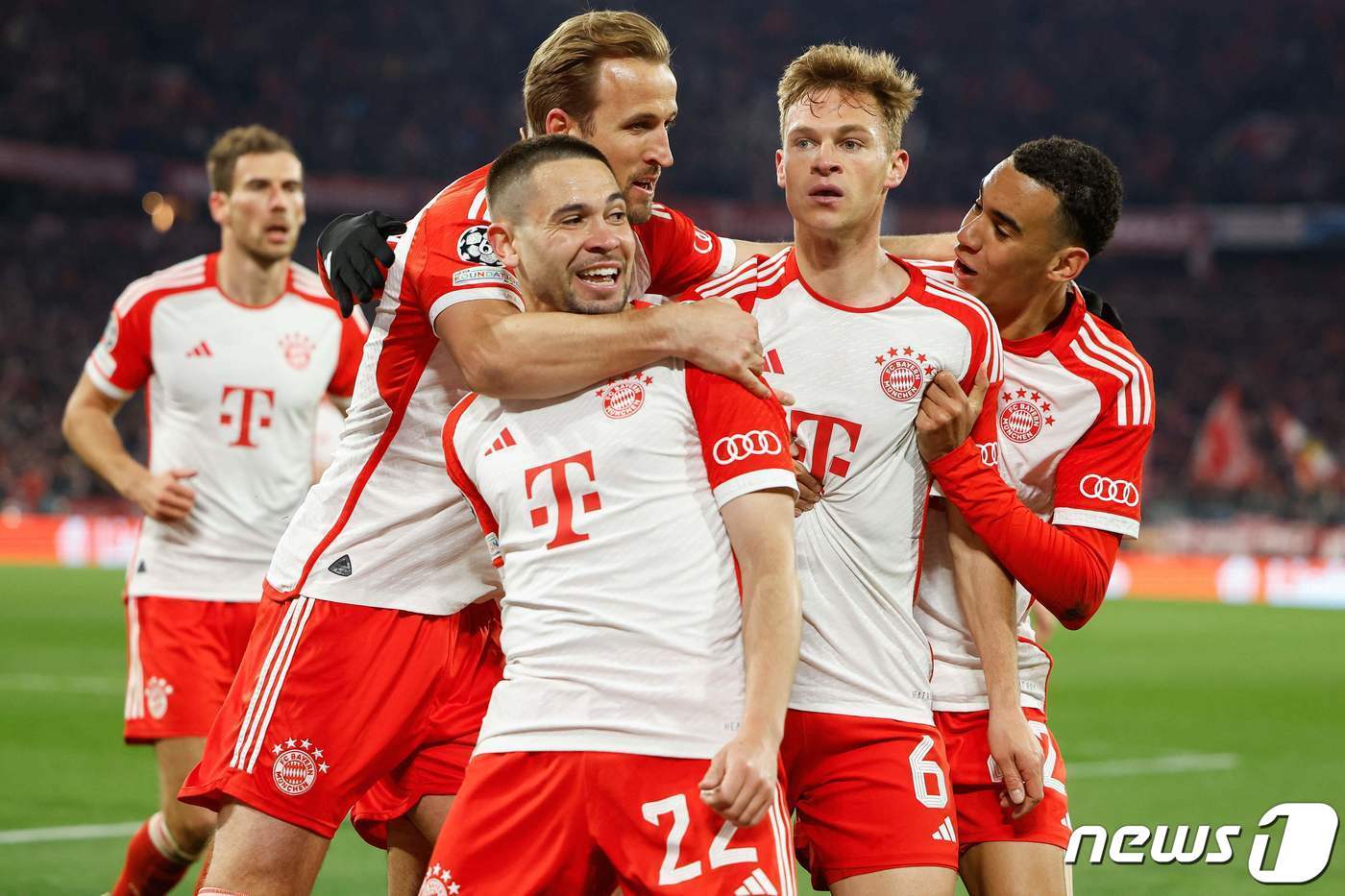 본문 이미지 - 아스널을 제치고 유럽축구연맹(UEFA) 챔피언스리그 준결승에 오른 바이에른 뮌헨. ⓒ AFP=뉴스1