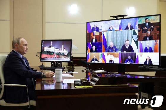 [사진] 화상으로 열린 각료 회의 주재하는 푸틴 대통령