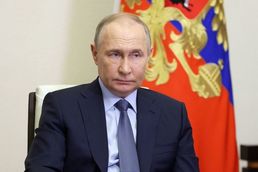 [사진] 화상으로 열린 각료 회의서 보고 듣는 푸틴 대통령