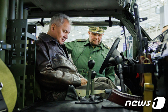 [사진] 군 장비 전시회 방문해 차량 타는 쇼이구 러 국방