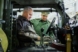 [사진] 군 장비 전시회 방문해 차량 타는 쇼이구 러 국방
